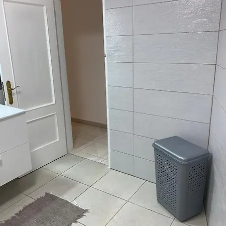 Comfort Aire Conditioner In Shared In Playa Vistas Cristianos Habitaciones, Stanza