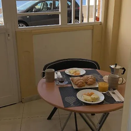 Comfort Aire Conditioner In Shared In Playa Vistas Cristianos Habitaciones, Stanza *